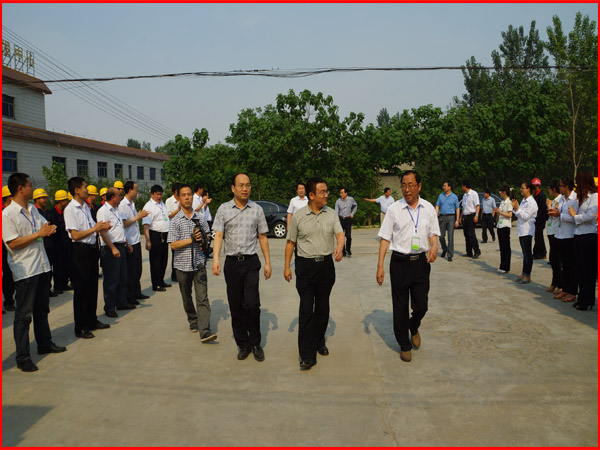 樊市(j��ng)长带队考察铭泽机械压块�?